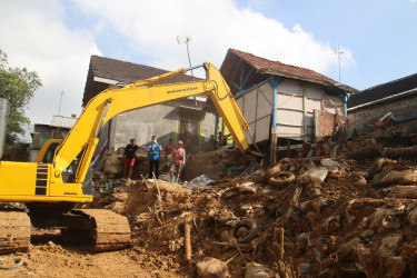 Penyelesaian Penanganan Darurat Tanah Longsor di Kelurahan Kedungjenar Mulai Dikebut